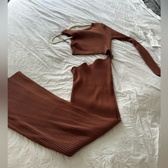 Brown sweater maxi dress with cut out and thigh slit - Picture 3 of 4